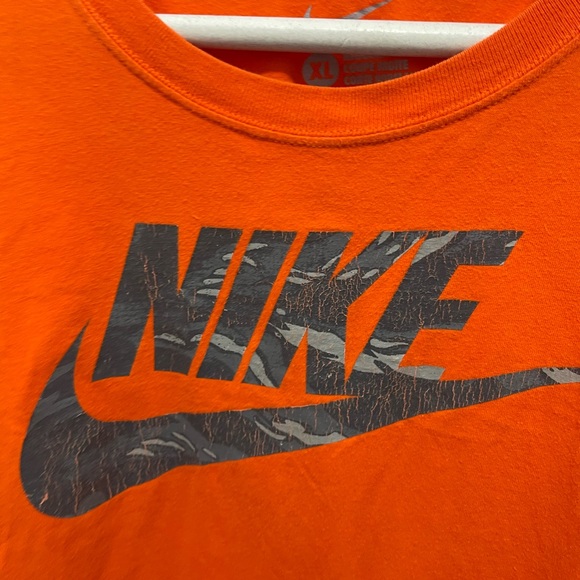 Nike 
Long sleeve t shirt regular fit 
Orange
XLarge 
Pullover 
Great condition - Picture 9 of 13